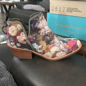 Sofft Abena Pink Multi, Never worn in box. Size 9.5